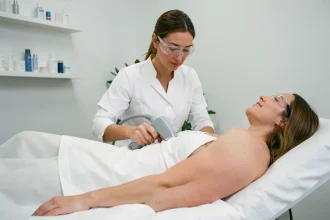 Séance d'épilation laser professionnelle dans un centre esthétique parisien moderne